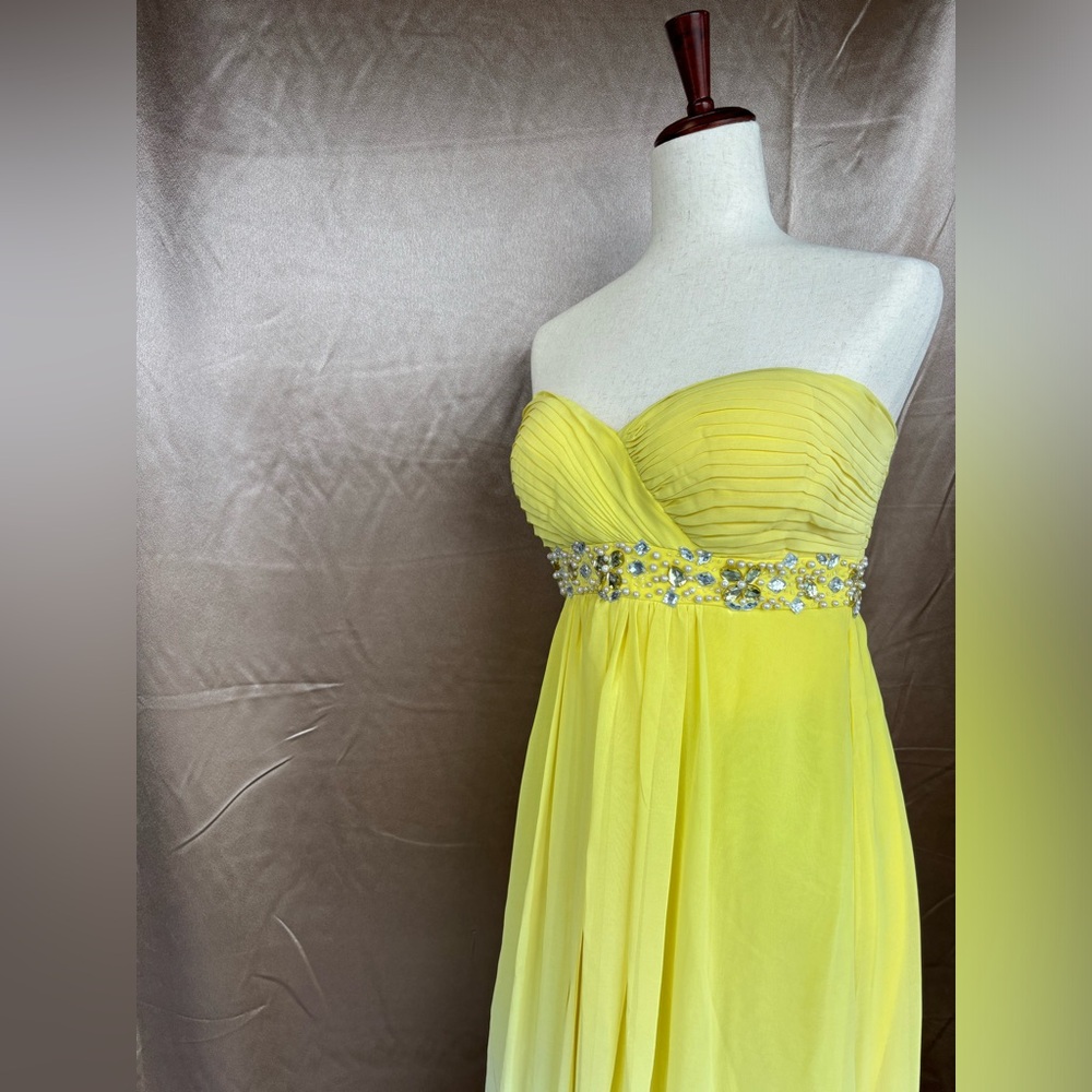 Strapless yellow gown
